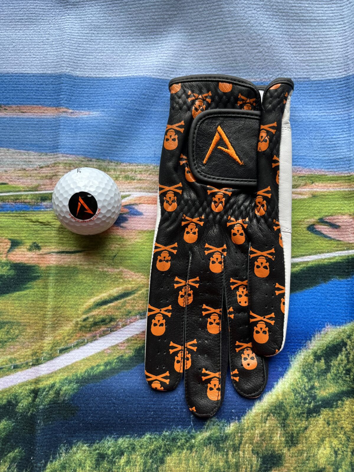 Skull Orange Leather - En golfhandske helt i läder med döskallar i orange